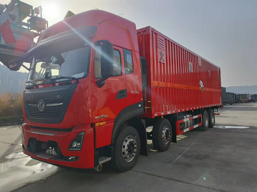 國六東風(fēng)天龍前四后八9.6米危險品廂式車發(fā)往江西宜春。